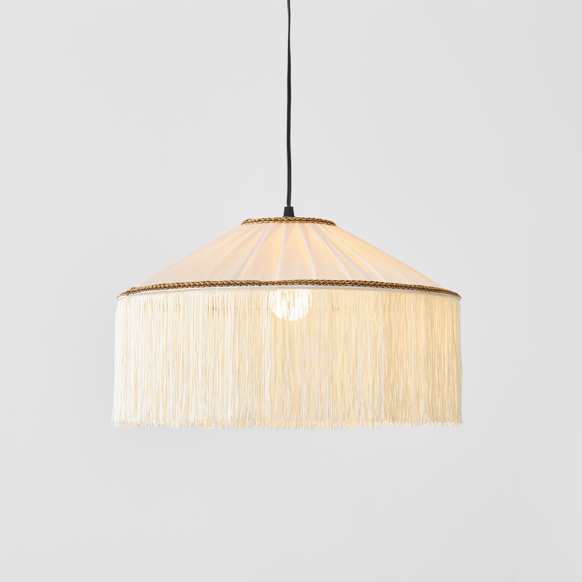 Beige Stecker-Pendelleuchte aus plissiertem Stoff mit Fransen