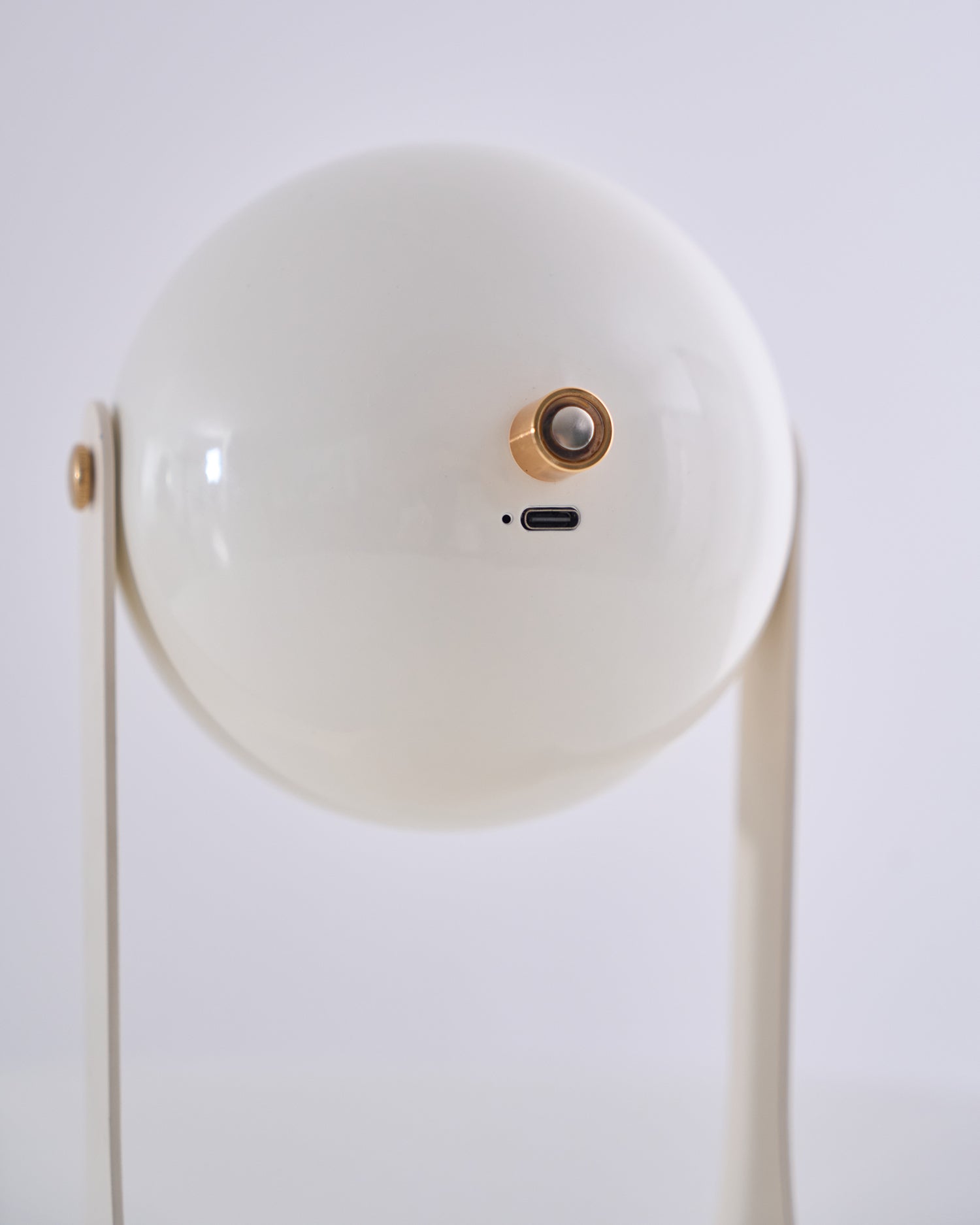 Glänzende schwarz-weiße Tischlampe – Helm-inspiriert
