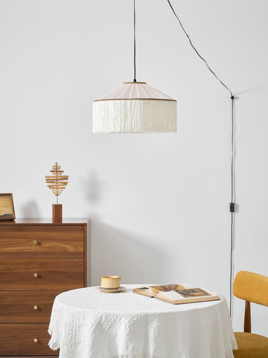 Beige Stecker-Pendelleuchte aus plissiertem Stoff mit Fransen