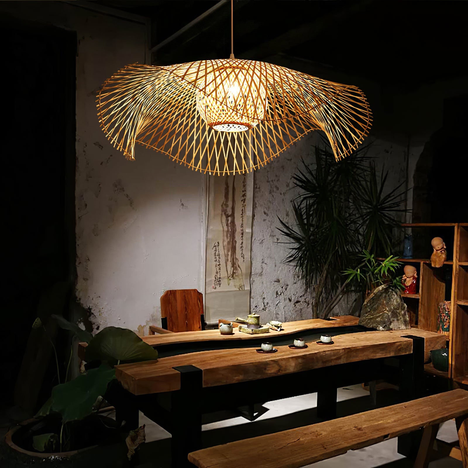 Plug-in-Leuchte mit Lampenschirm aus naturfarbenem Flechtwerk