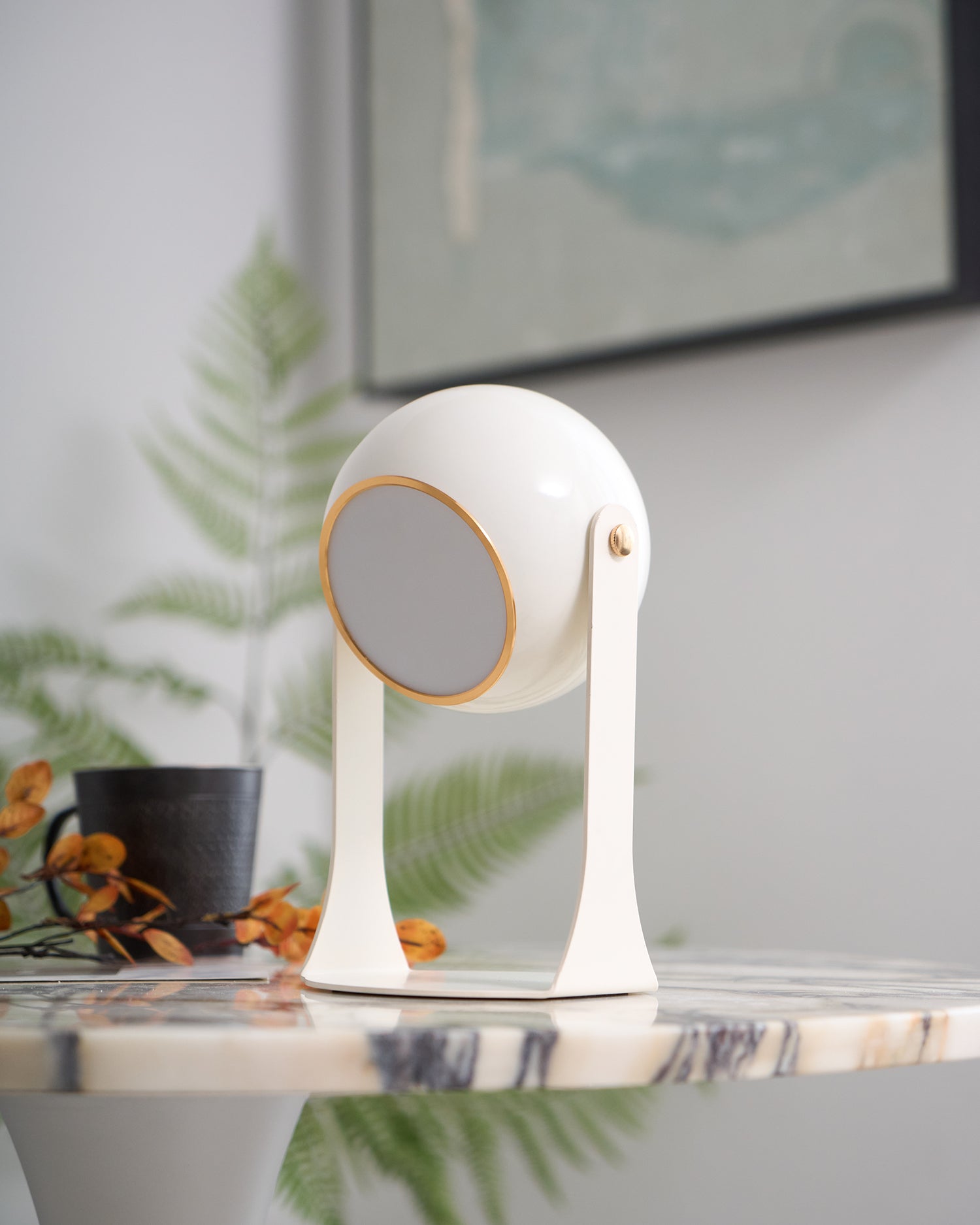 Glänzende schwarz-weiße Tischlampe – Helm-inspiriert