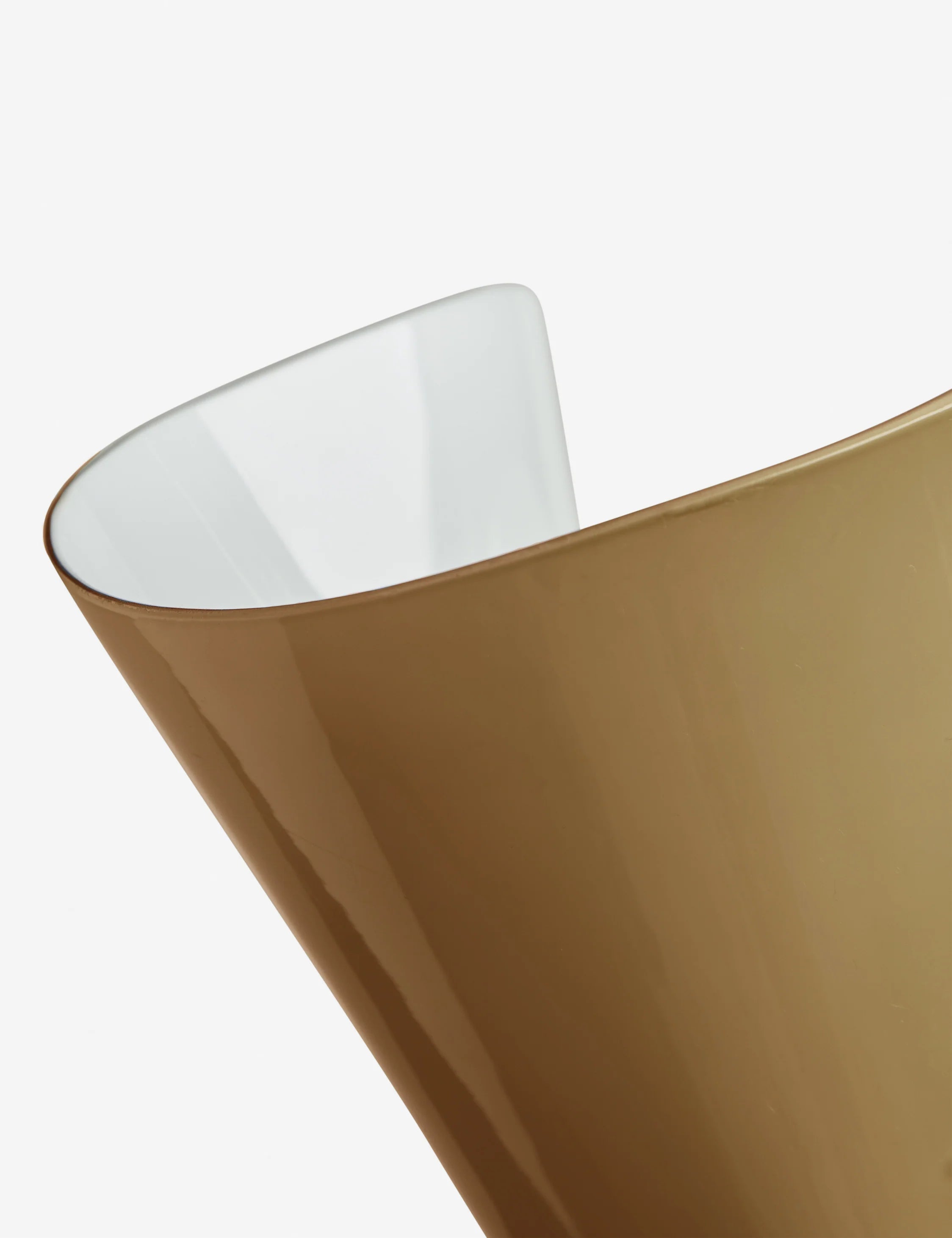 Bellina Radner Pendelleuchte – Farbiger Glasschirm mit Messingdetails für moderne Räume