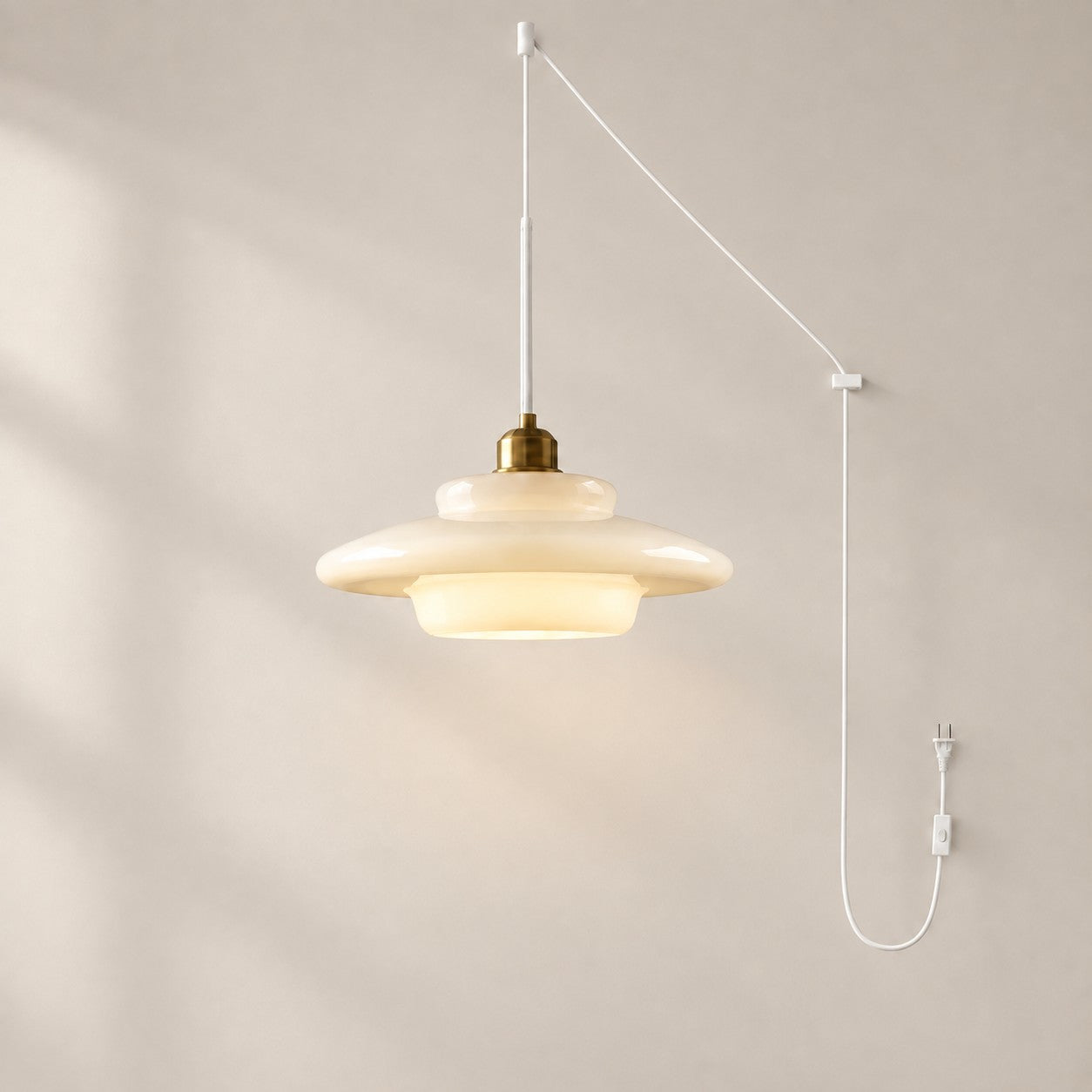 Vintage-Pendelleuchte aus milchweißem Glas mit Stecker