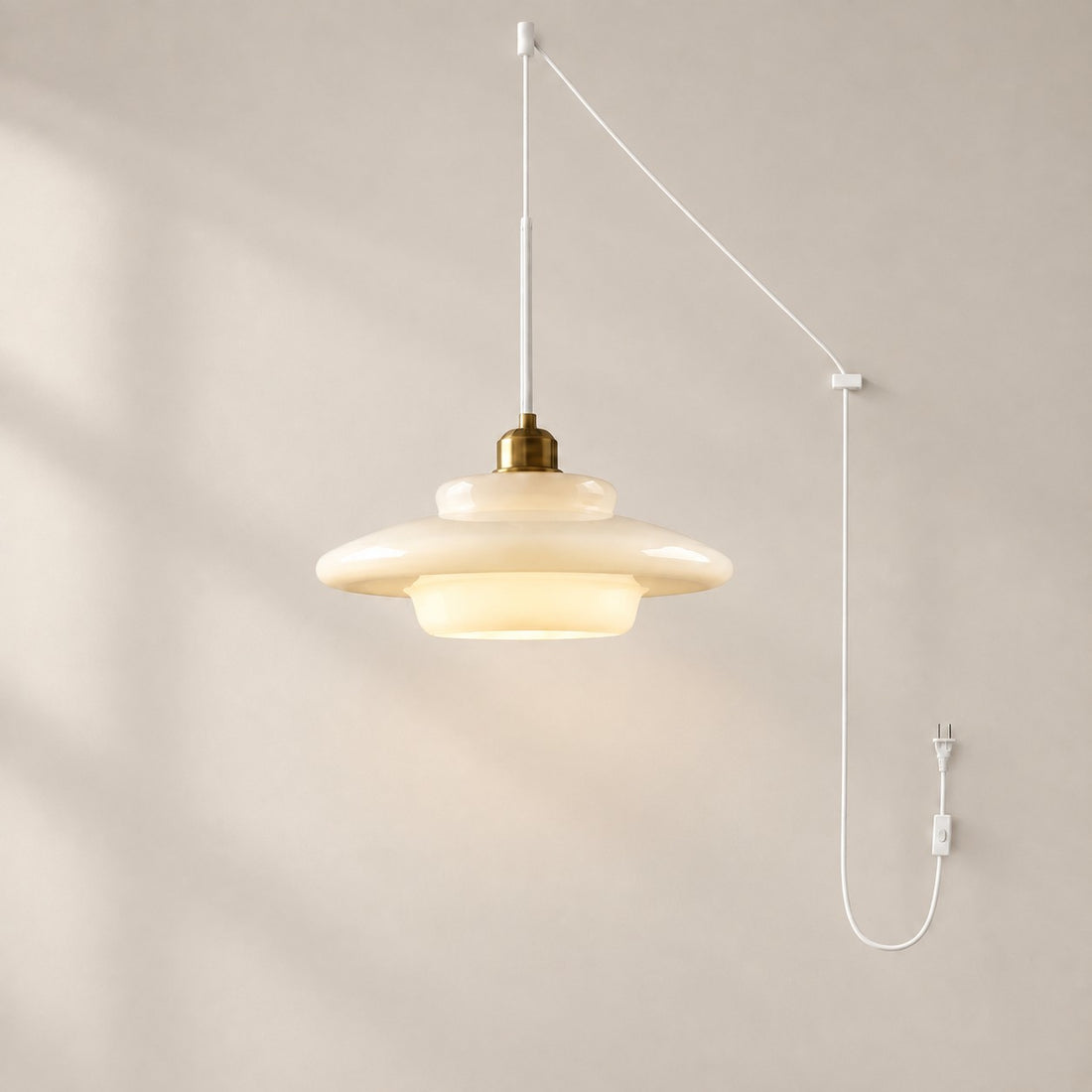 Vintage-Pendelleuchte aus milchweißem Glas mit Stecker