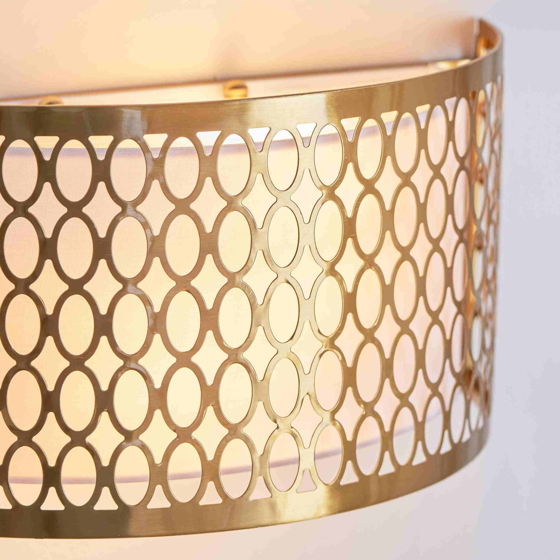 Liorin Wandleuchte mit Gittermuster – Moderne, geschwungene Wandleuchte aus Metall und Stoffschirm für Flur oder Schlafzimmer
