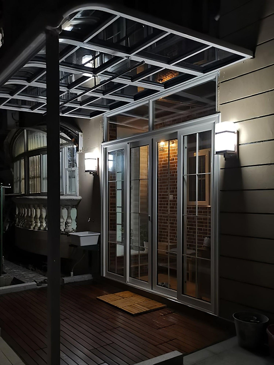 Außenwandleuchte - Moderne Metalllampe mit Glasschirm für den Garten