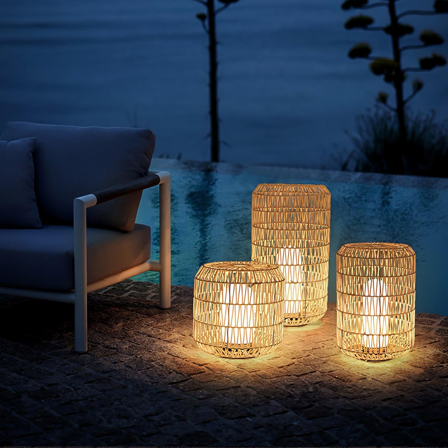 Außenlampe aus geflochtenem Rattan – traditionelles Handwerkslicht für Ecken