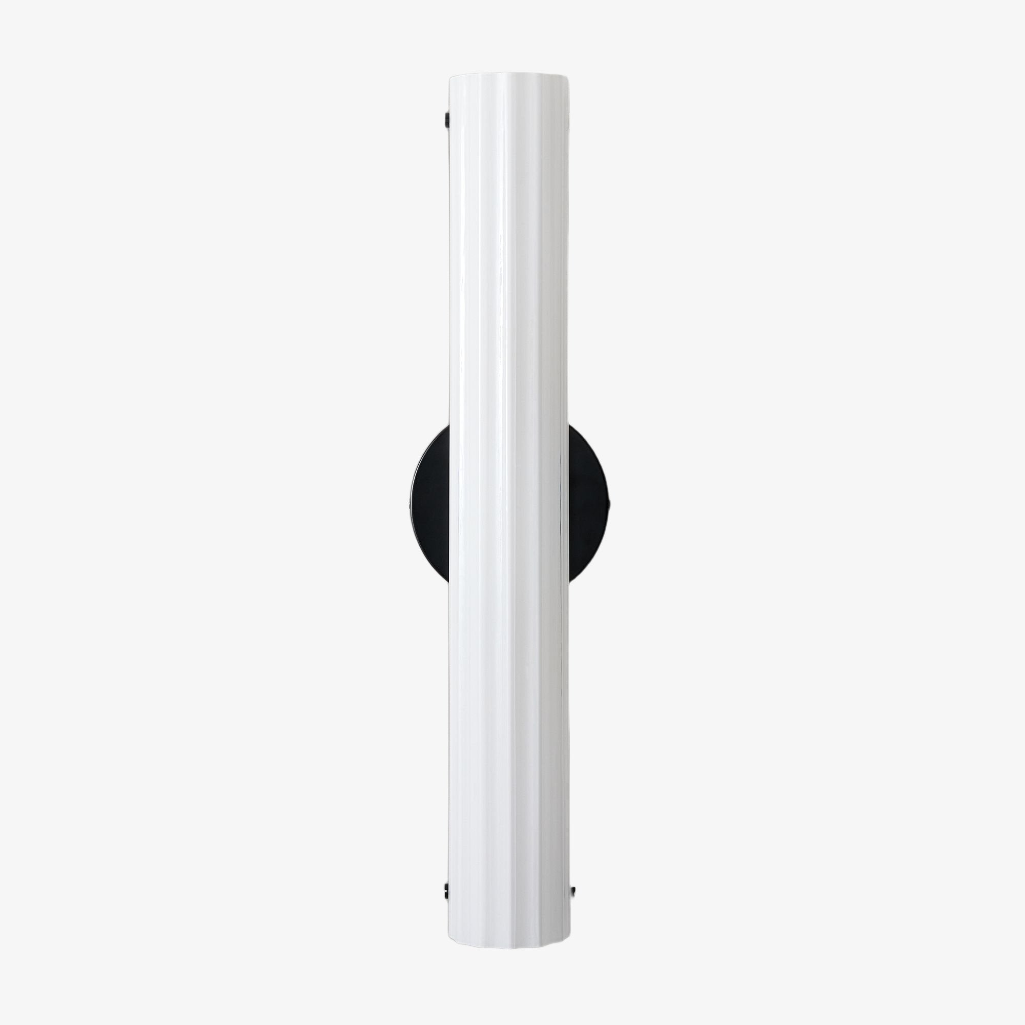Trenia Stahl-Wandleuchte mit Milchglasschirm – Vertikal geripptes Design