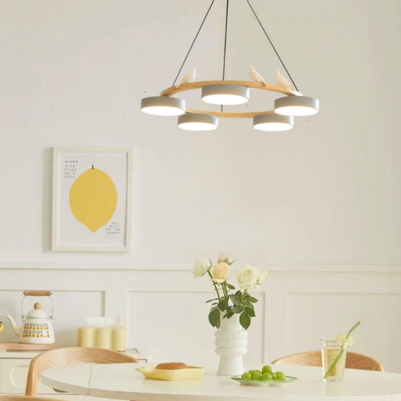 Kreativer bunter Kronleuchter aus Holz mit Vogelmotiv