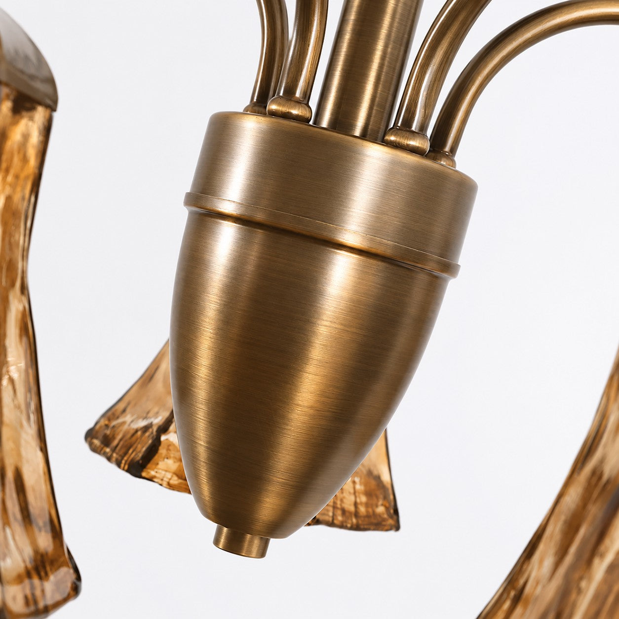 Halbdeckenleuchte aus Messing und bernsteinfarbenem Glas