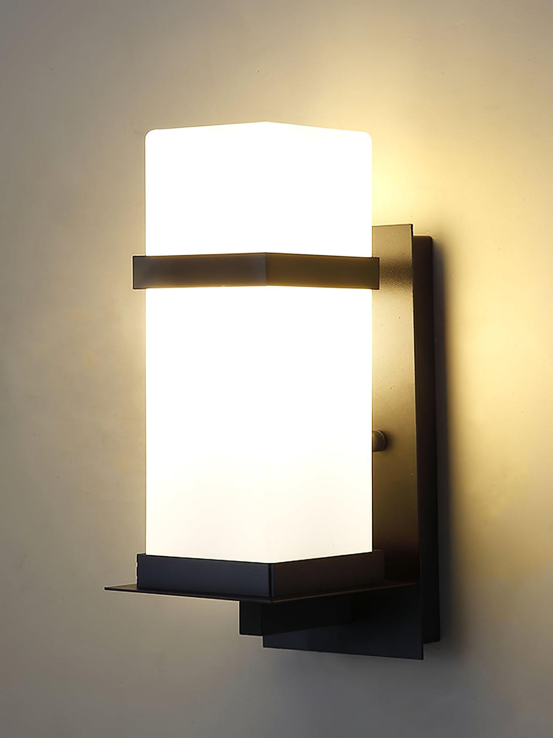 Außenwandleuchte - Moderne Metalllampe mit Glasschirm für den Garten