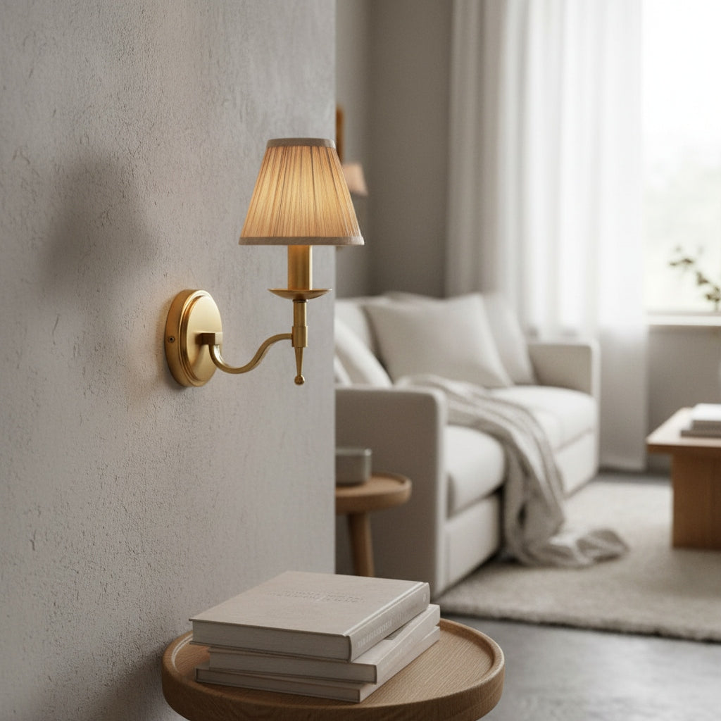 Tela Traditional Brass Wall Light - Classic Curved-Arm Sconce for Living Room & Hallway