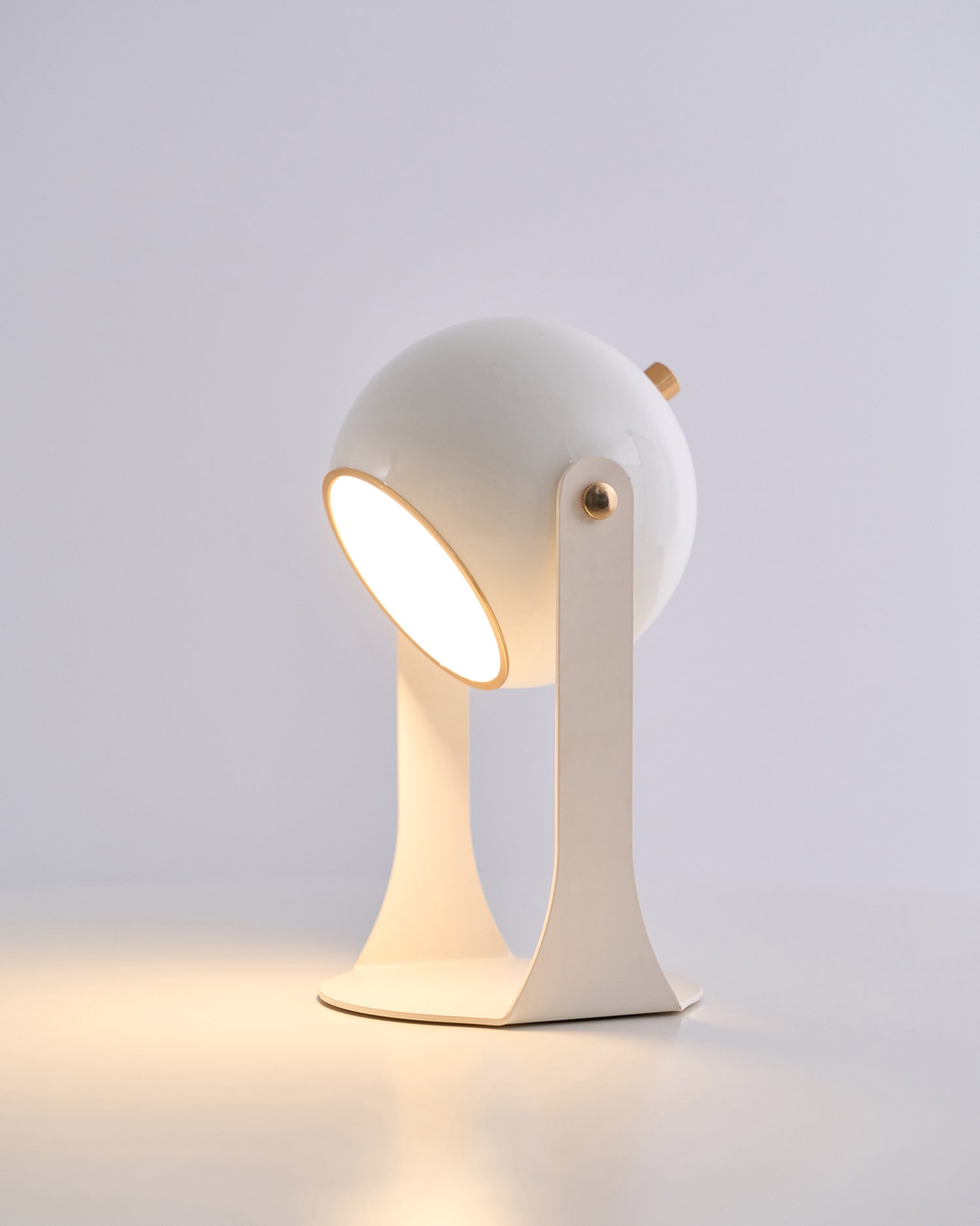 Glänzende schwarz-weiße Tischlampe – Helm-inspiriert