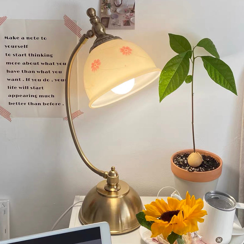 Französische cremerosa anmutige Tischlampe mit königlichem poliertem Messing für die Lounge