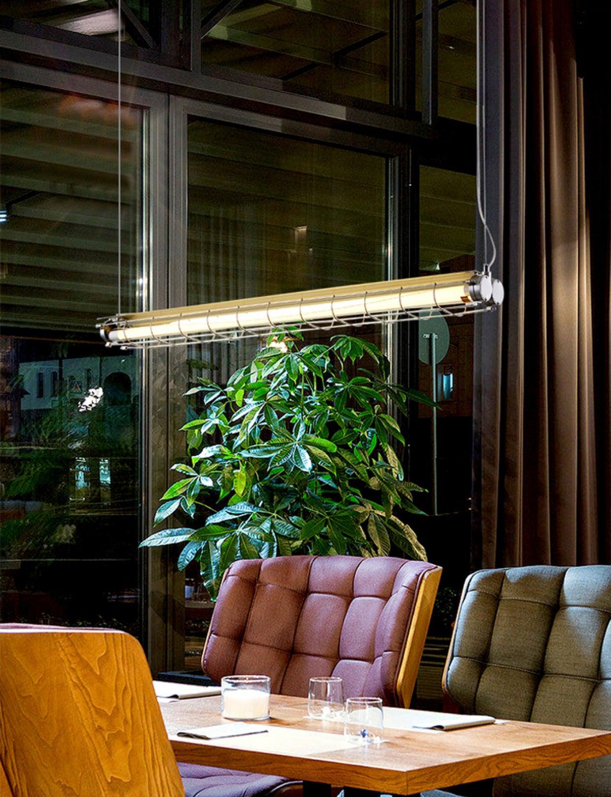 Kronleuchter aus Glas mit linearem Charakter, handgefertigt, klares Gusseisen, Metall, glatt, funkelnd