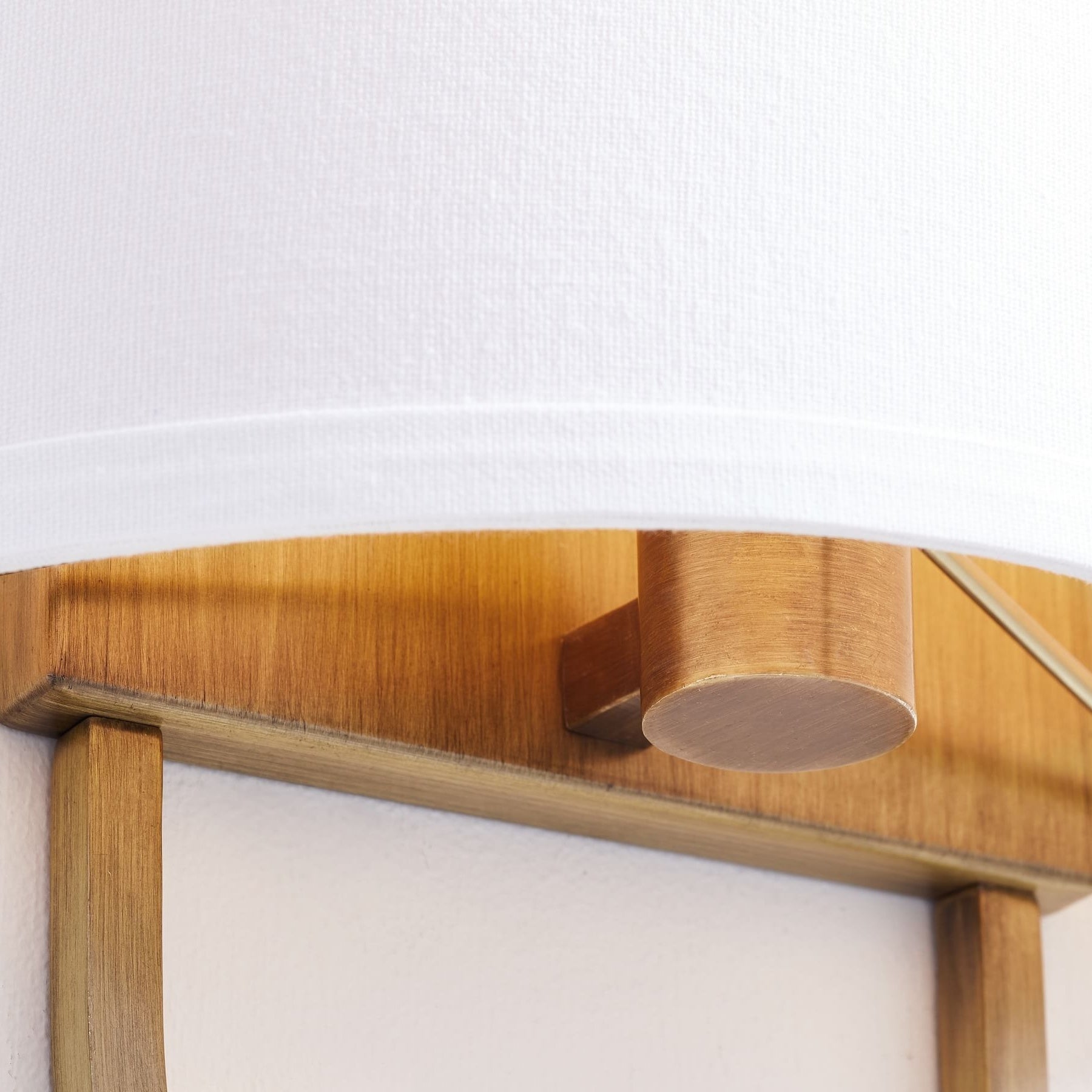 Elegante Wandleuchte Nolvara mit weichem Schirm und Metallarm