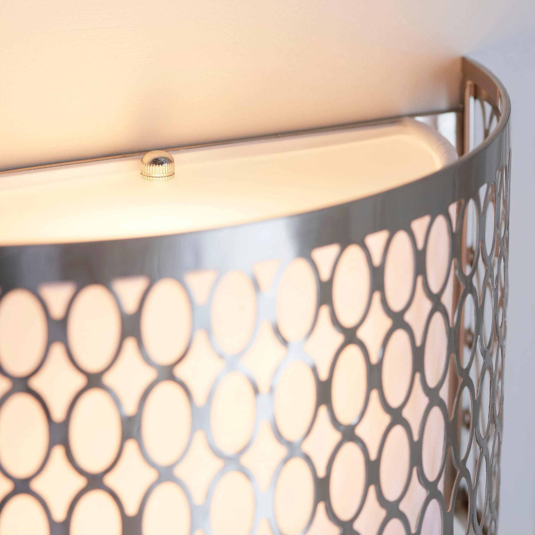 Liorin Wandleuchte mit Gittermuster – Moderne, geschwungene Wandleuchte aus Metall und Stoffschirm für Flur oder Schlafzimmer