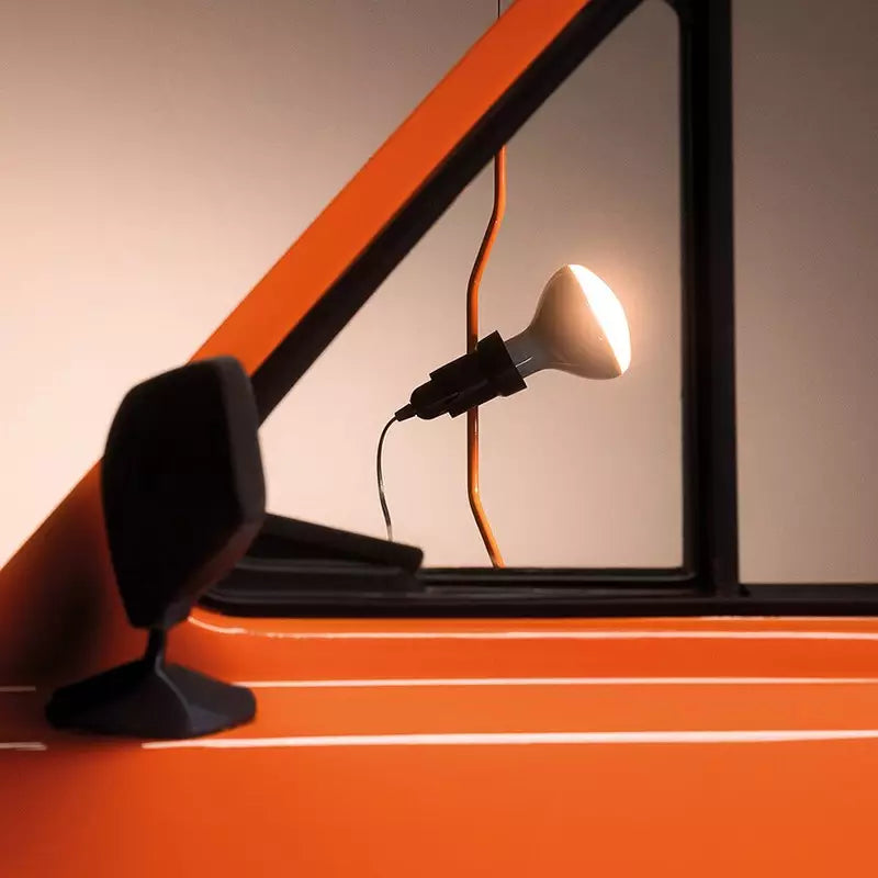 Moderne verstellbare Stehlampe mit Nickelrohr und Stahlseil fürs Schlafzimmer