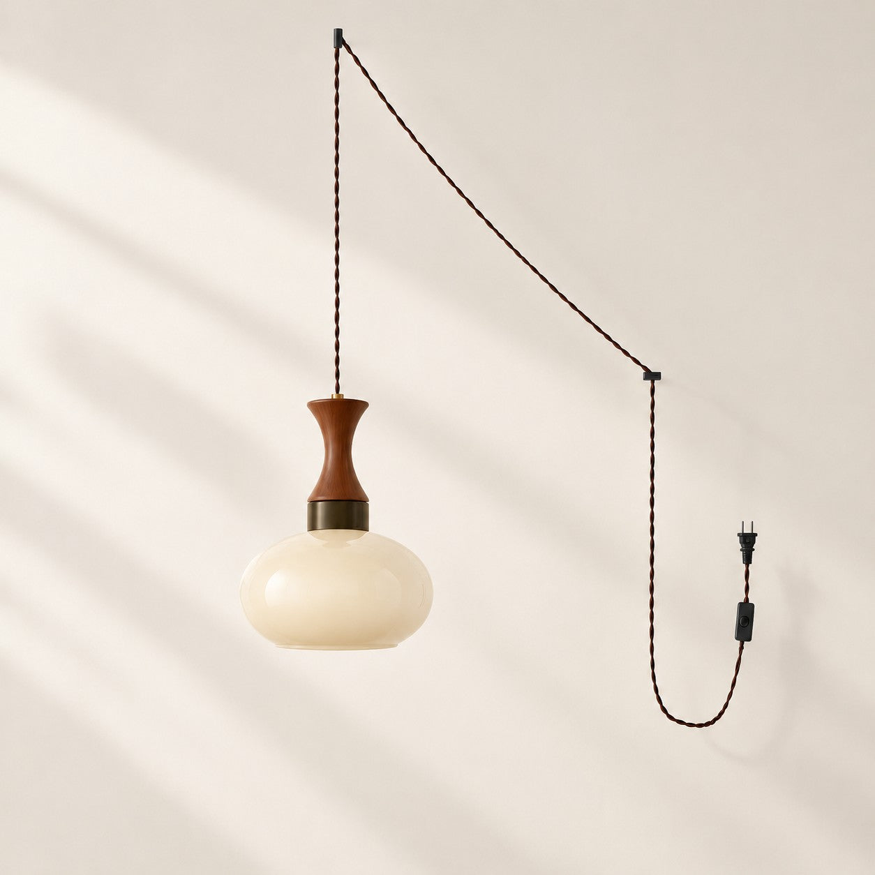 Skandinavische Pendelleuchte Velora im Landhausstil mit Stecker und Glasschirm