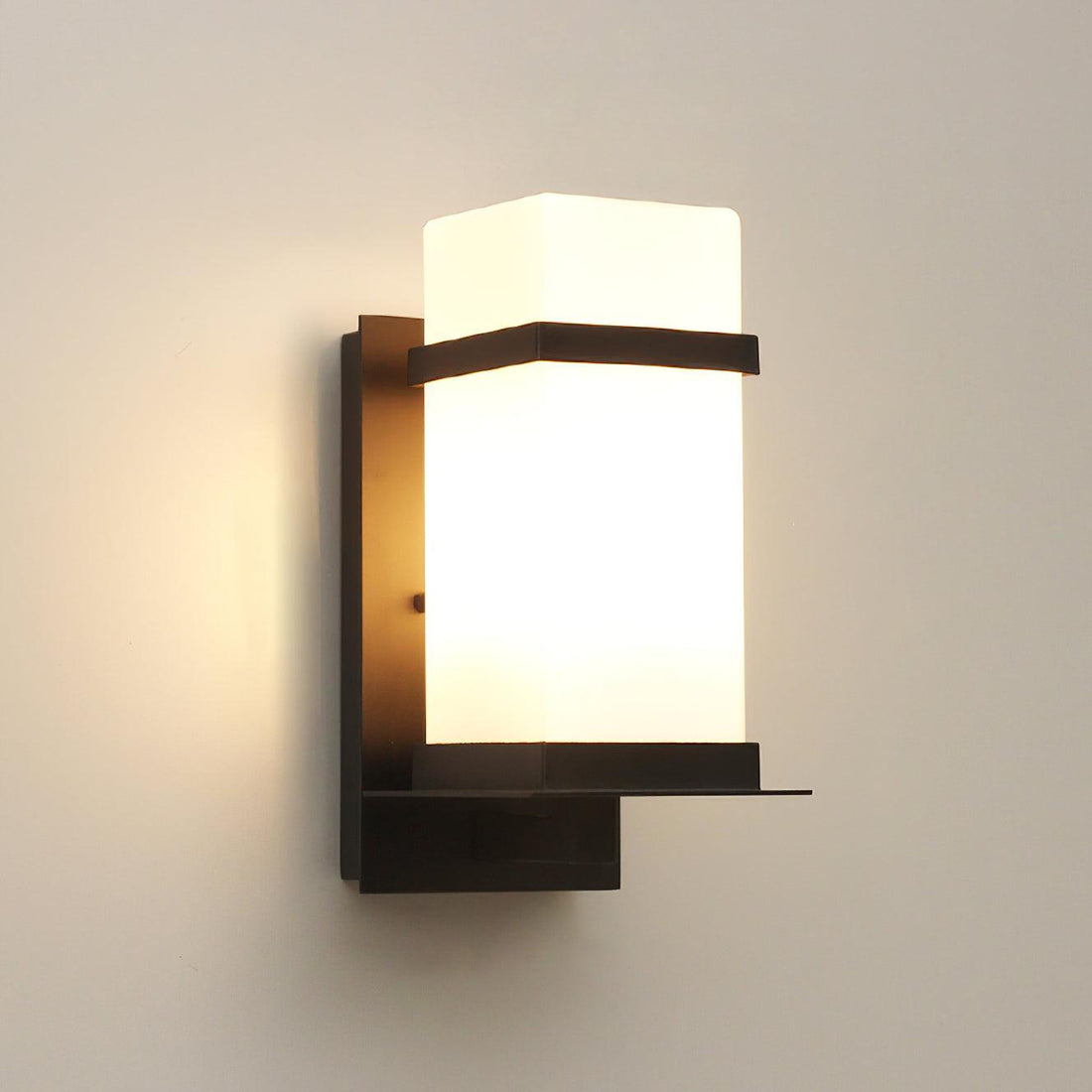 Außenwandleuchte - Moderne Metalllampe mit Glasschirm für den Garten