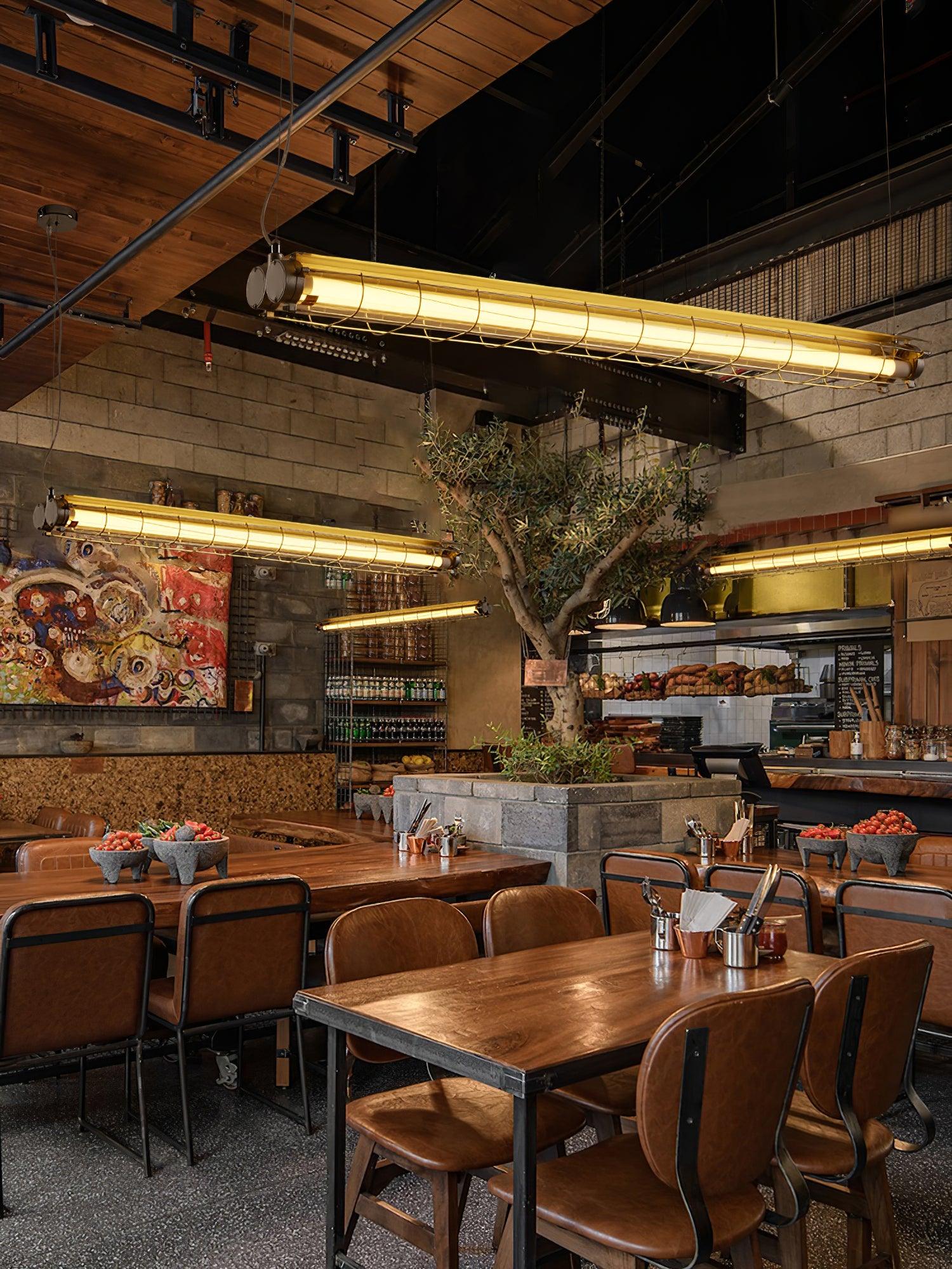 Kronleuchter aus Glas mit linearem Charakter, handgefertigt, klares Gusseisen, Metall, glatt, funkelnd