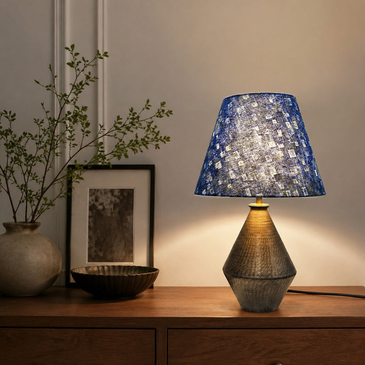 Vergoldete Keramik-Tischlampe mit blauem Stoffschirm