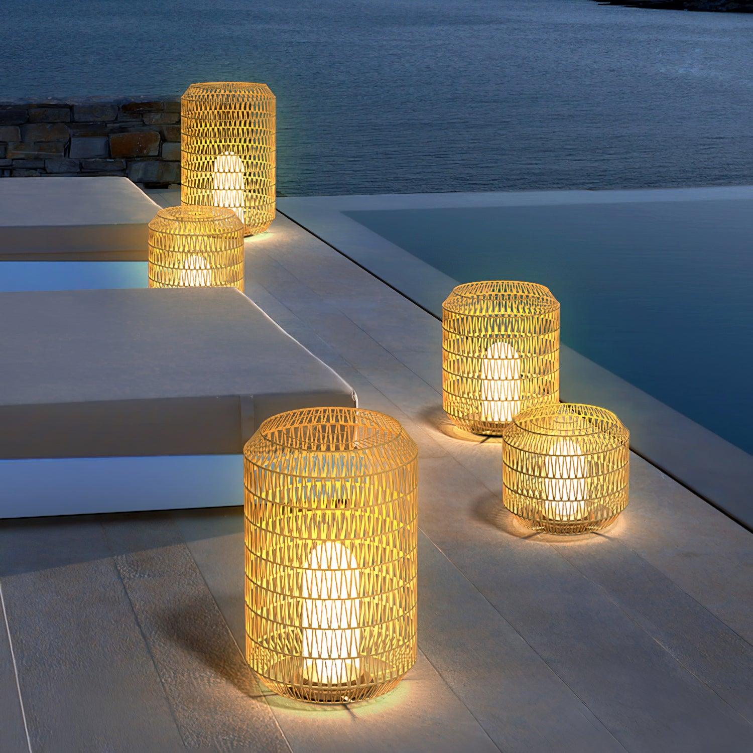 Außenlampe aus geflochtenem Rattan – traditionelles Handwerkslicht für Ecken