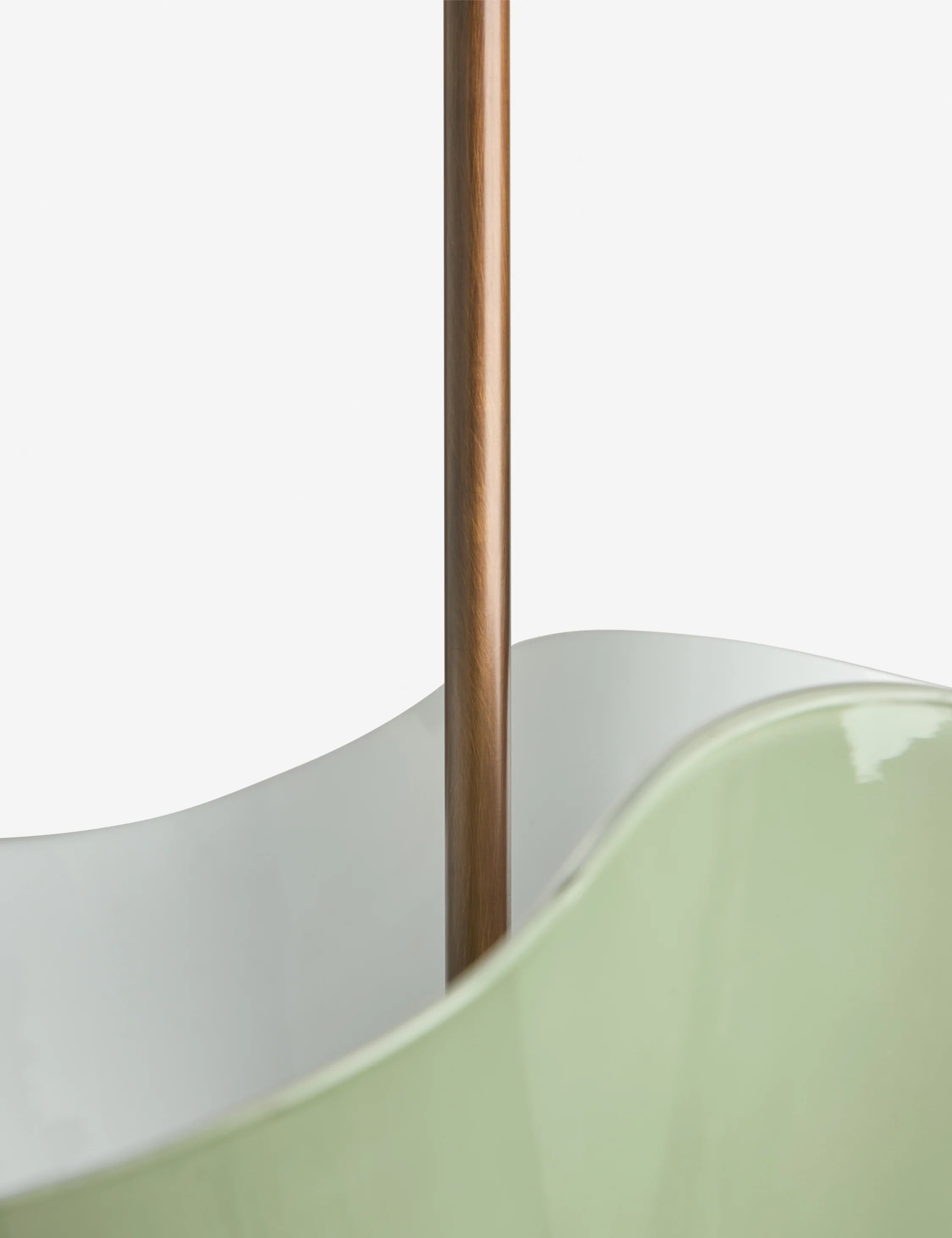 Bellina Radner Pendelleuchte – Farbiger Glasschirm mit Messingdetails für moderne Räume