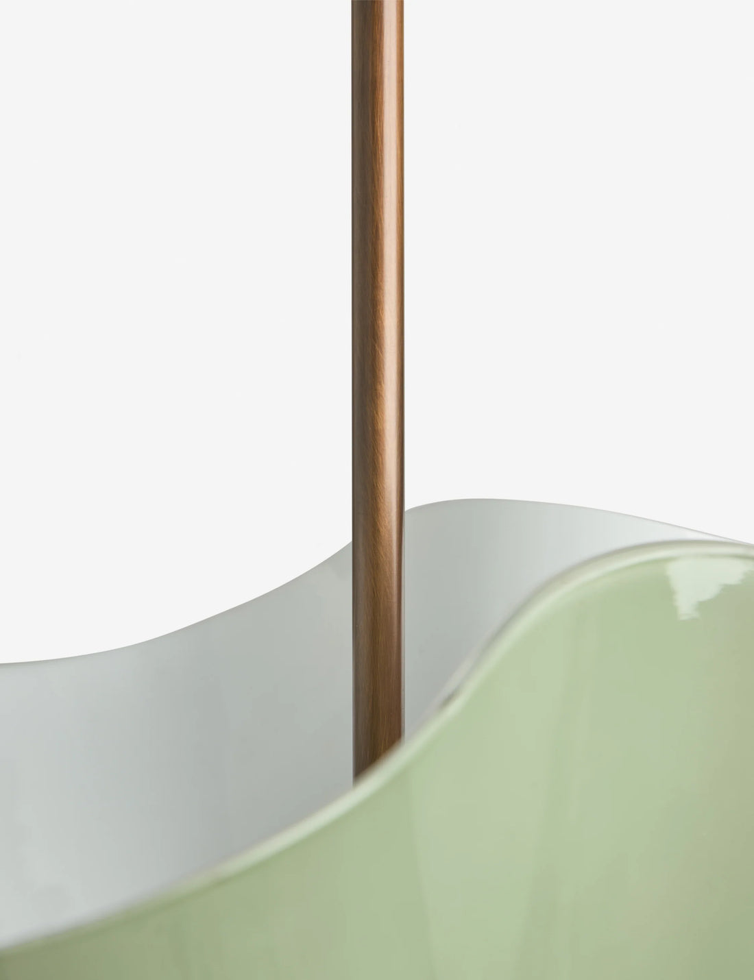 Bellina Radner Pendelleuchte – Farbiger Glasschirm mit Messingdetails für moderne Räume