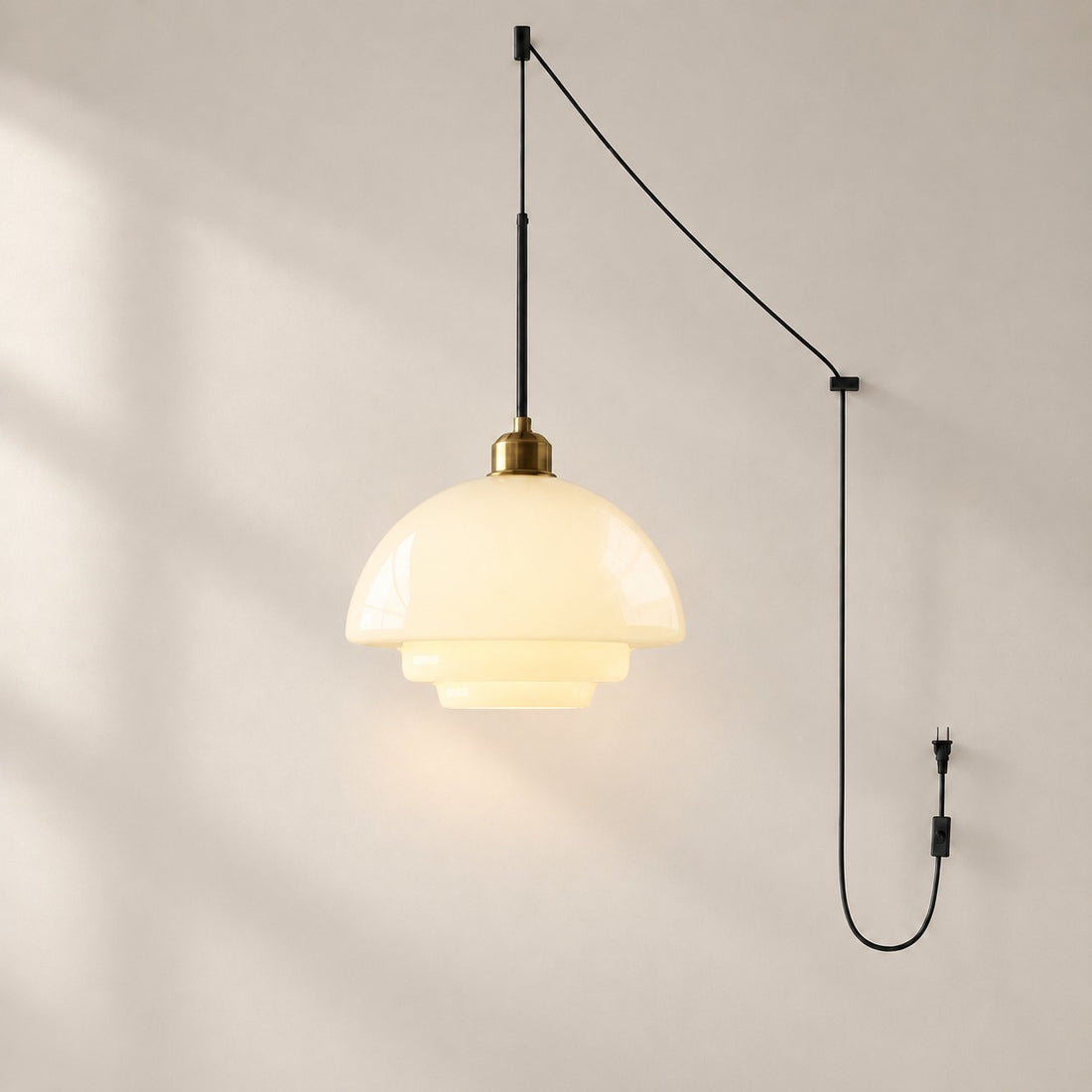 Vintage-Pendelleuchte aus milchweißem Glas mit Stecker