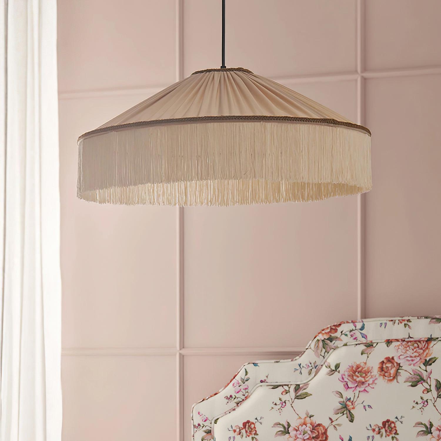 Beige Stecker-Pendelleuchte aus plissiertem Stoff mit Fransen