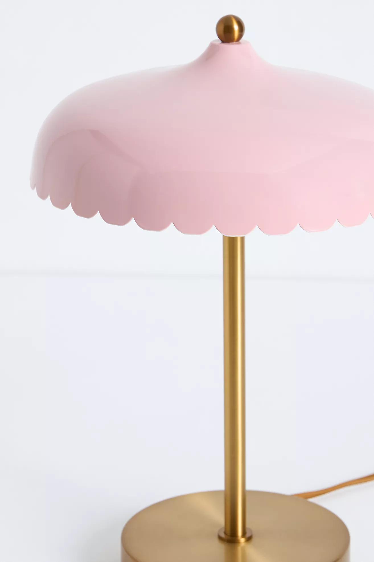 Rayla Tischlampe mit gebogenem Metallsockel – Retro-Muschelleuchte fürs Schlafzimmer