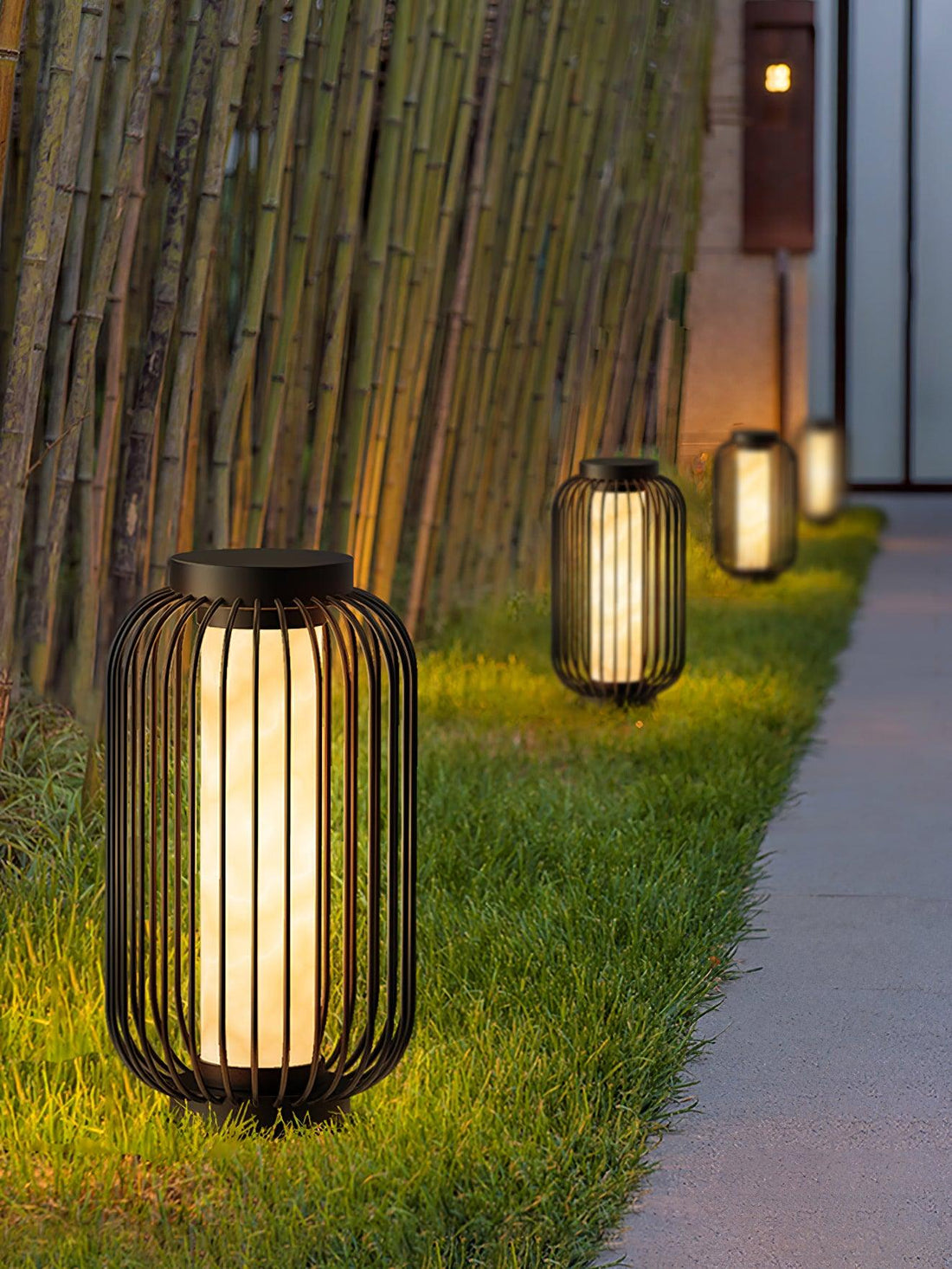 Metal Outdoor Table Lamp - Elegant Weather-Proof Lamp for Patio