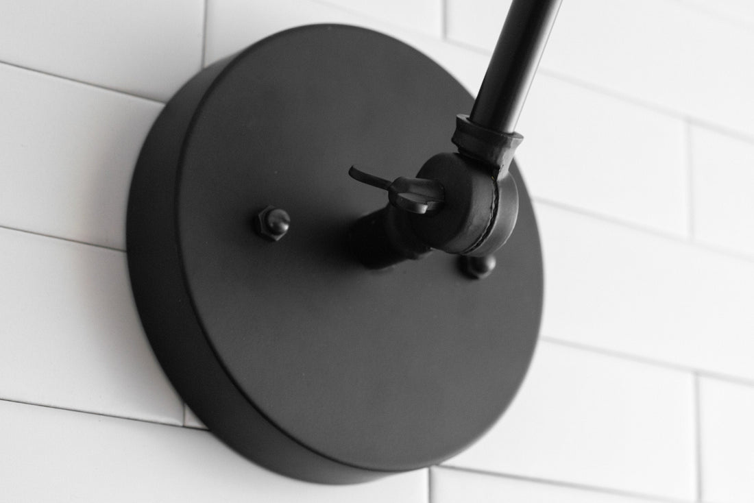 Conique Industrielle Wandleuchte aus Metall mit verstellbarem Arm – Kegelschirm aus Vintage-Glas