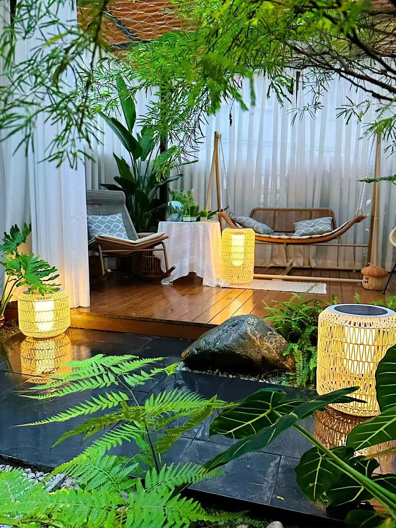Außenlampe aus geflochtenem Rattan – traditionelles Handwerkslicht für Ecken