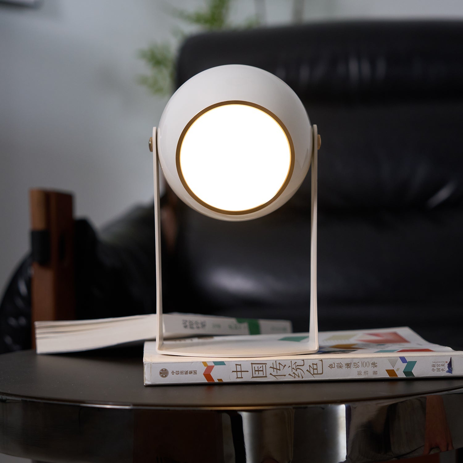 Glänzende schwarz-weiße Tischlampe – Helm-inspiriert