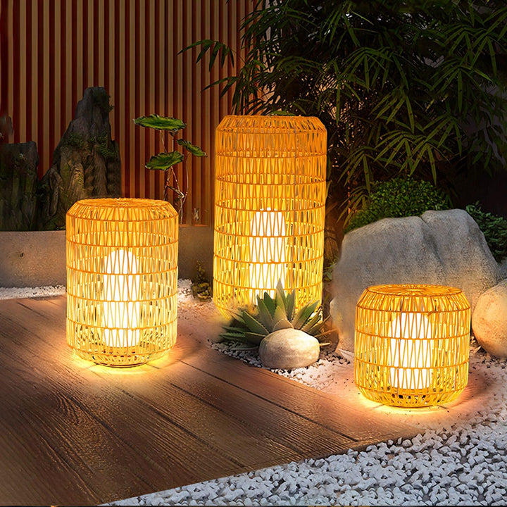 Außenlampe aus geflochtenem Rattan – traditionelles Handwerkslicht für Ecken