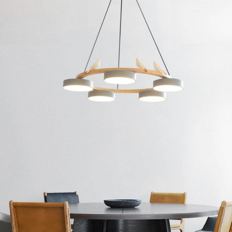 Kreativer bunter Kronleuchter aus Holz mit Vogelmotiv