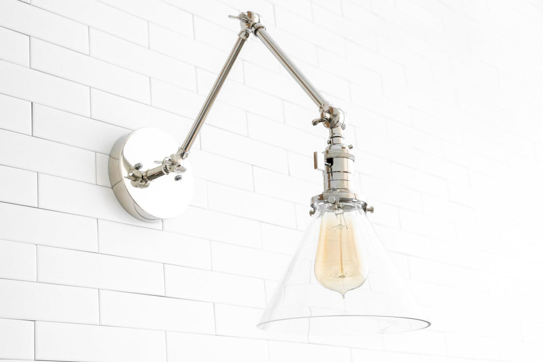 Conique Industrielle Wandleuchte aus Metall mit verstellbarem Arm – Kegelschirm aus Vintage-Glas