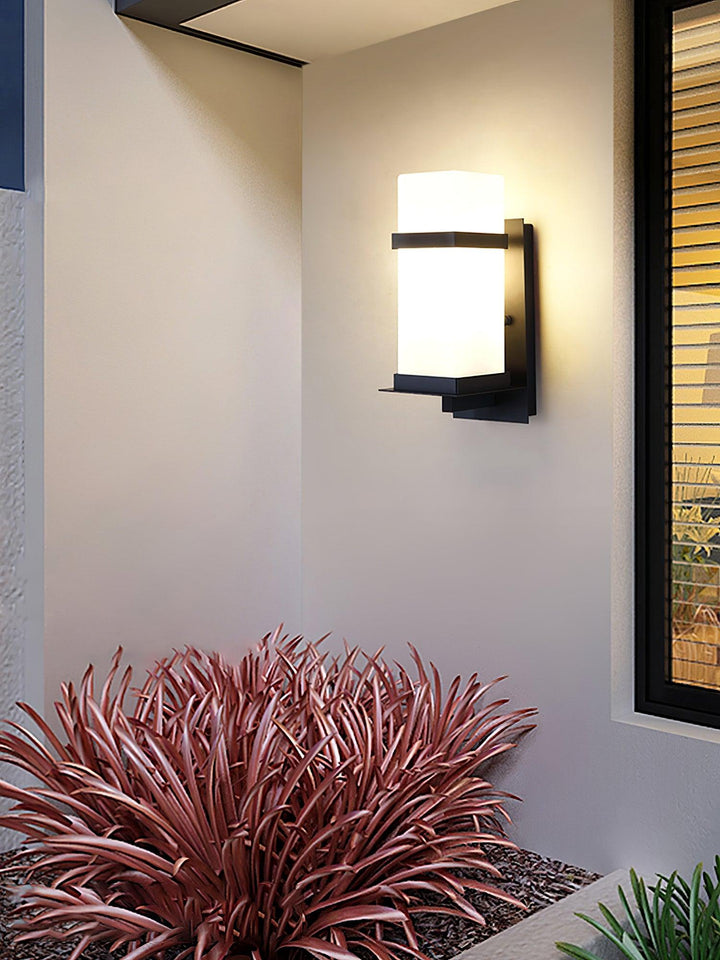 Außenwandleuchte - Moderne Metalllampe mit Glasschirm für den Garten