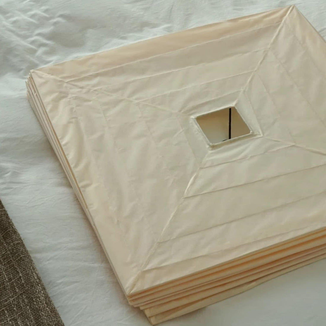 Papierwürfel-Pendelleuchte – Traditionelle minimalistische Lampe für den Eingangsbereich
