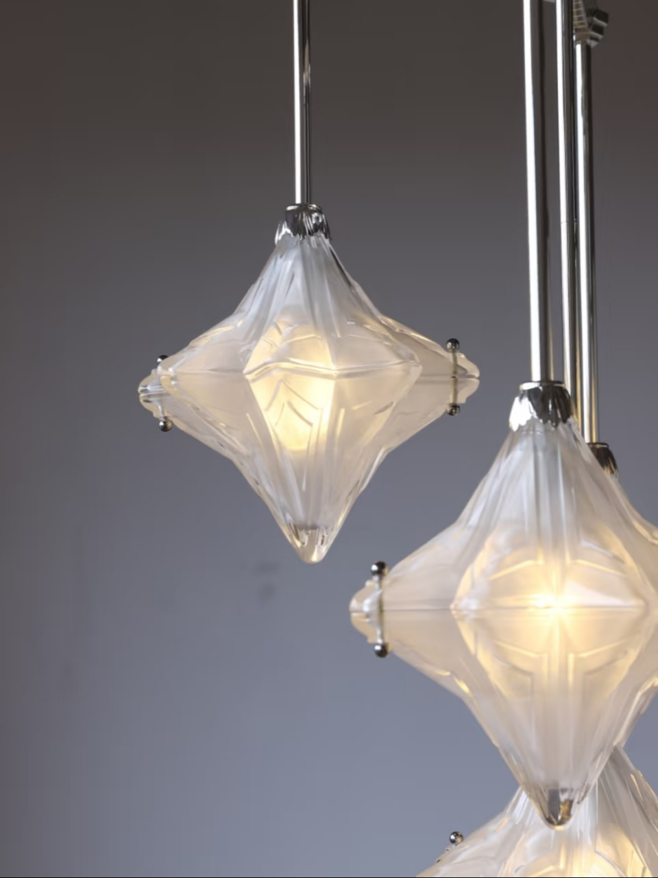 Art Deco Astris Star Kronleuchter - Milchglas-Dekoleuchte für Esszimmer 