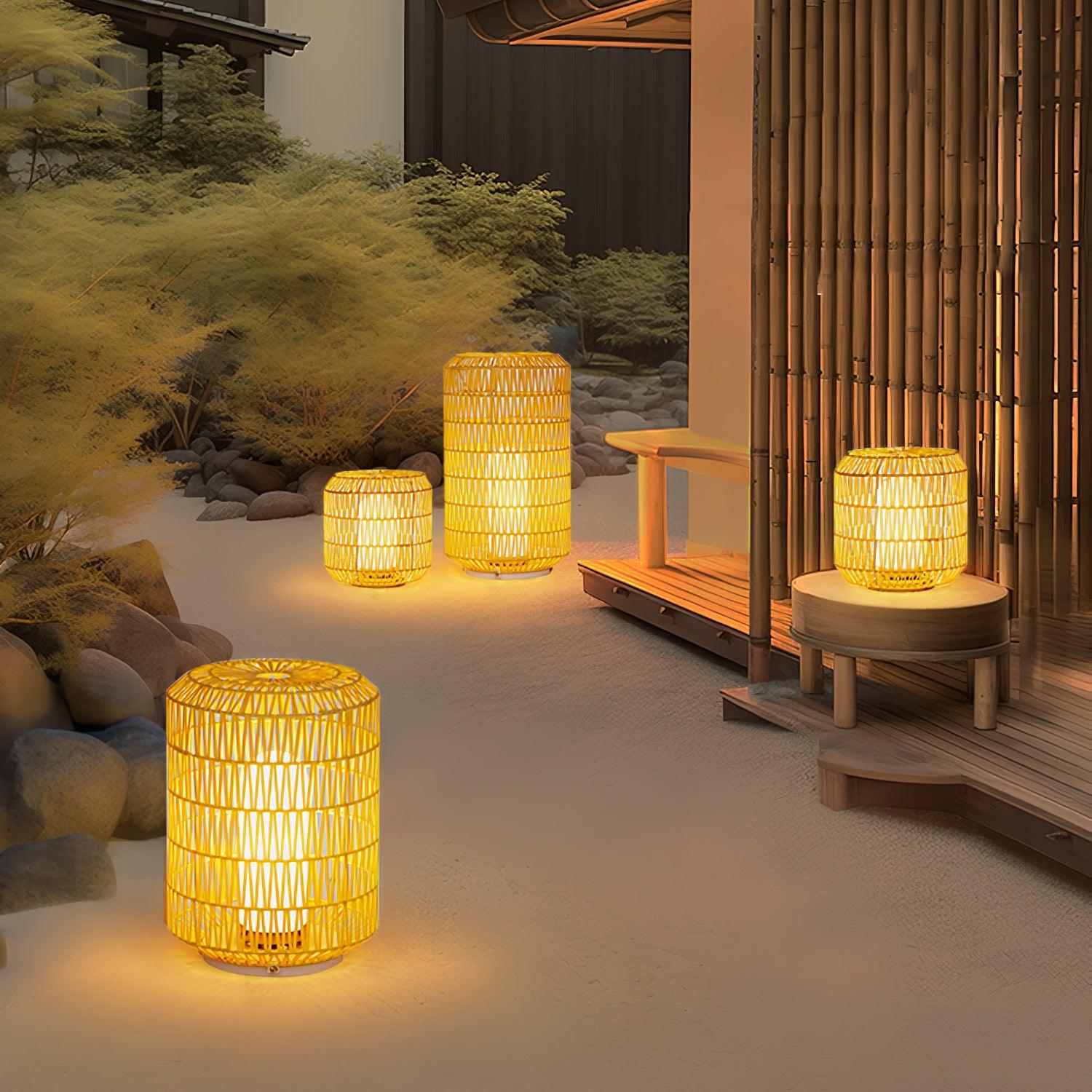 Außenlampe aus geflochtenem Rattan – traditionelles Handwerkslicht für Ecken