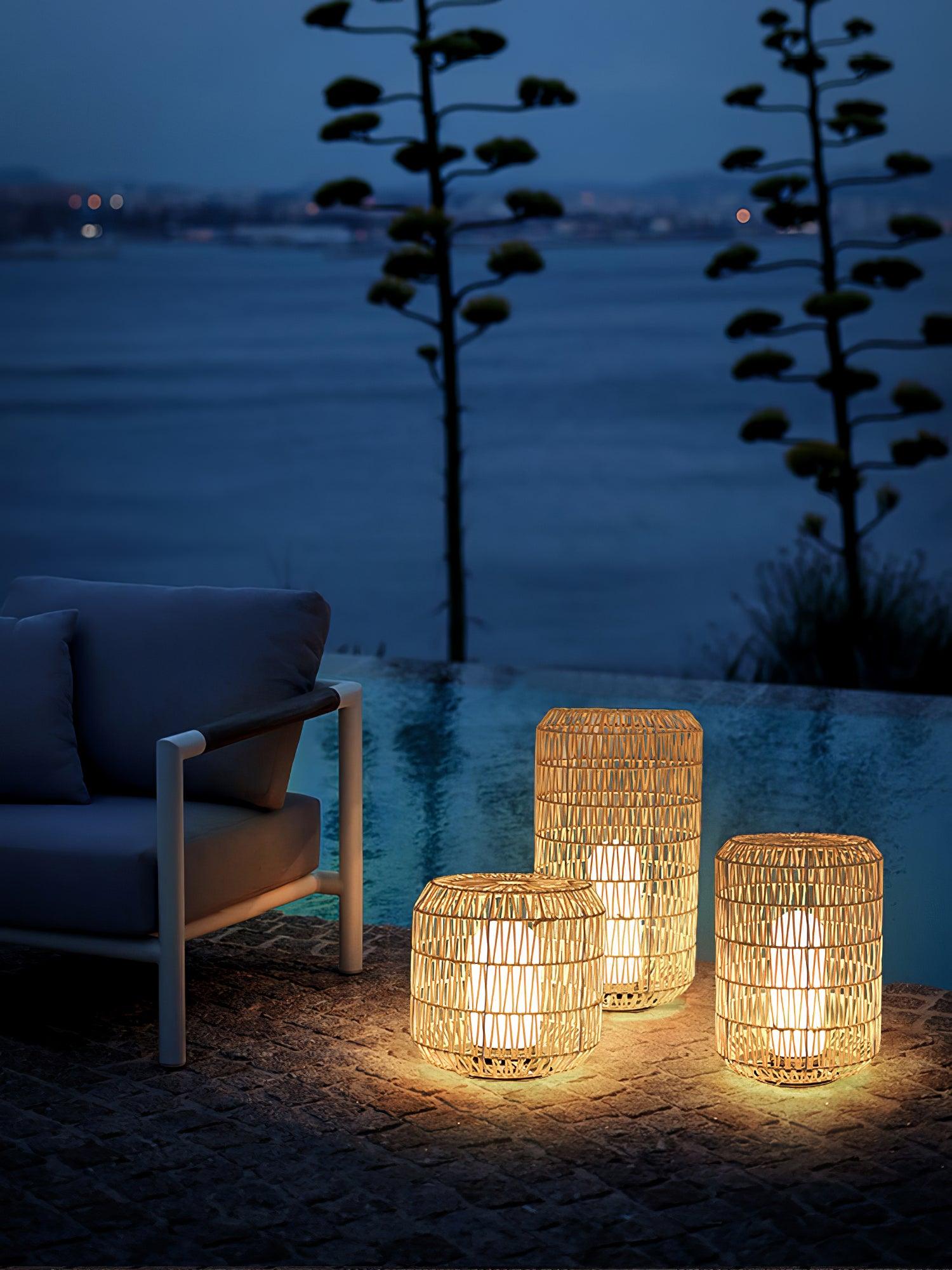 Außenlampe aus geflochtenem Rattan – traditionelles Handwerkslicht für Ecken