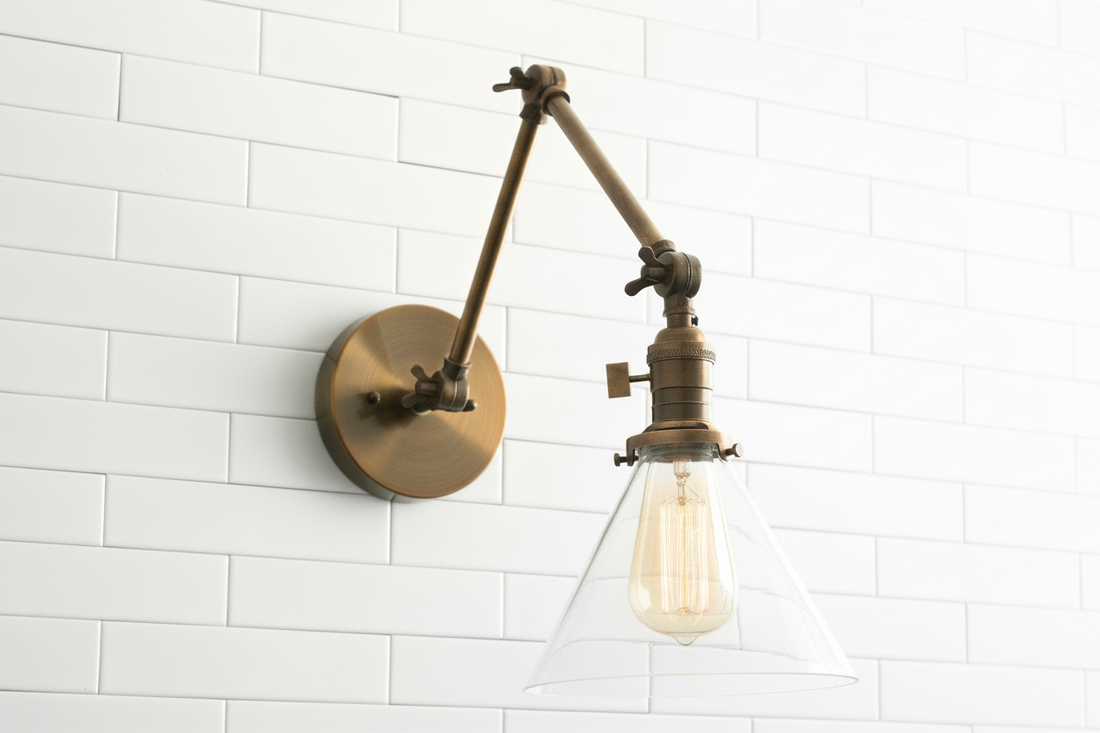 Conique Industrielle Wandleuchte aus Metall mit verstellbarem Arm – Kegelschirm aus Vintage-Glas