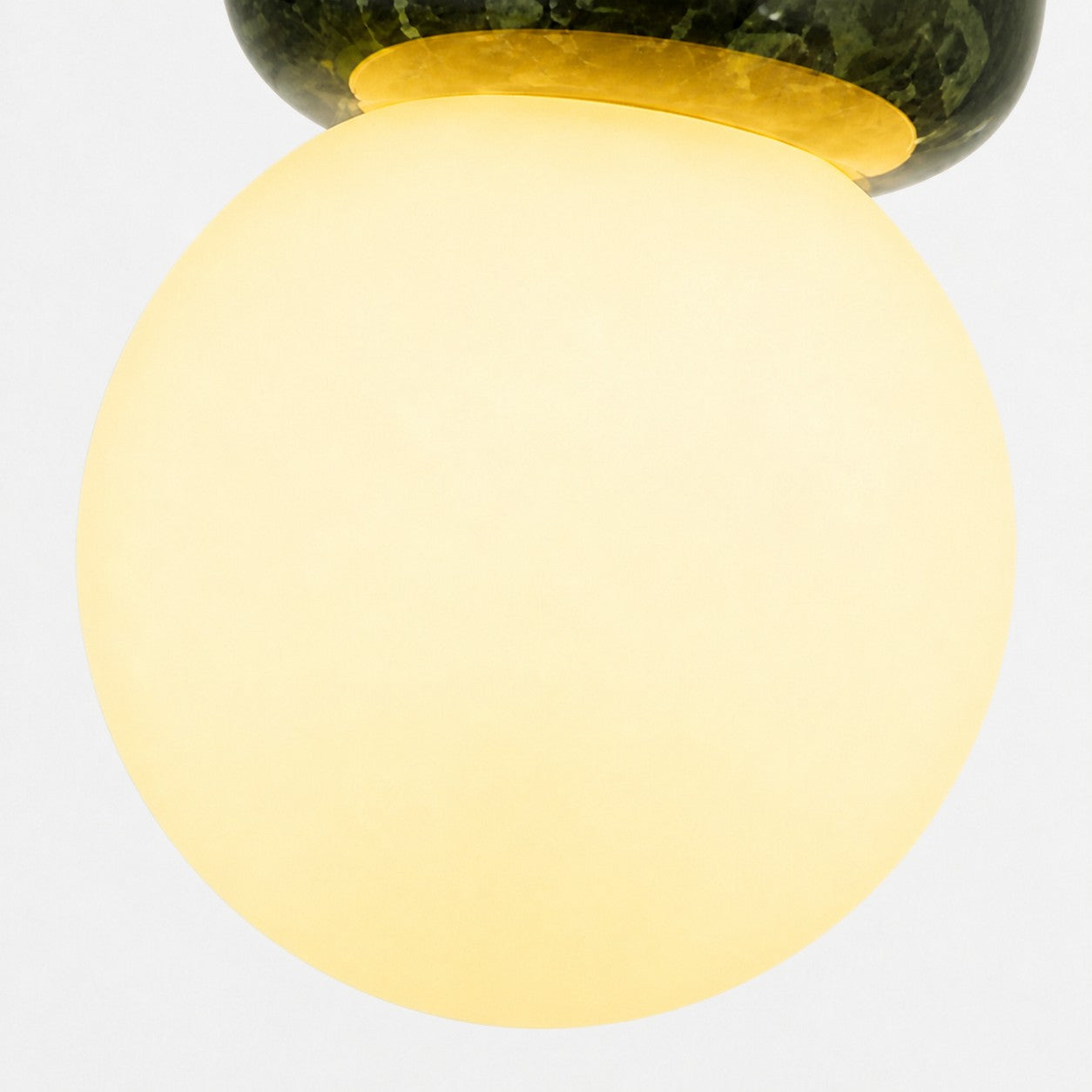 Pendelleuchte mit grüner Jade-Kugel