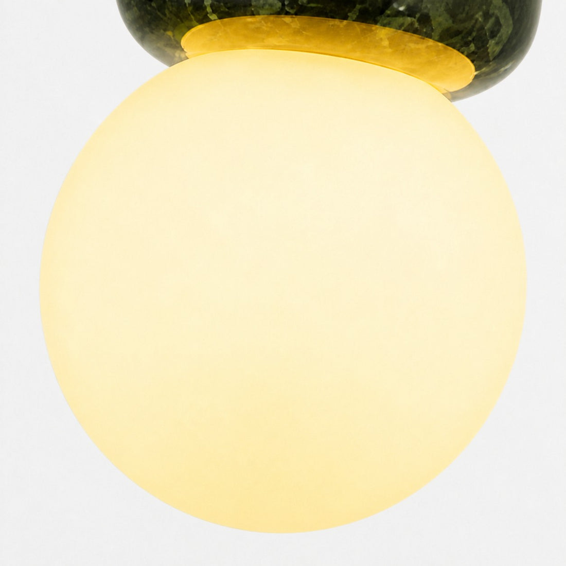 Pendelleuchte mit grüner Jade-Kugel