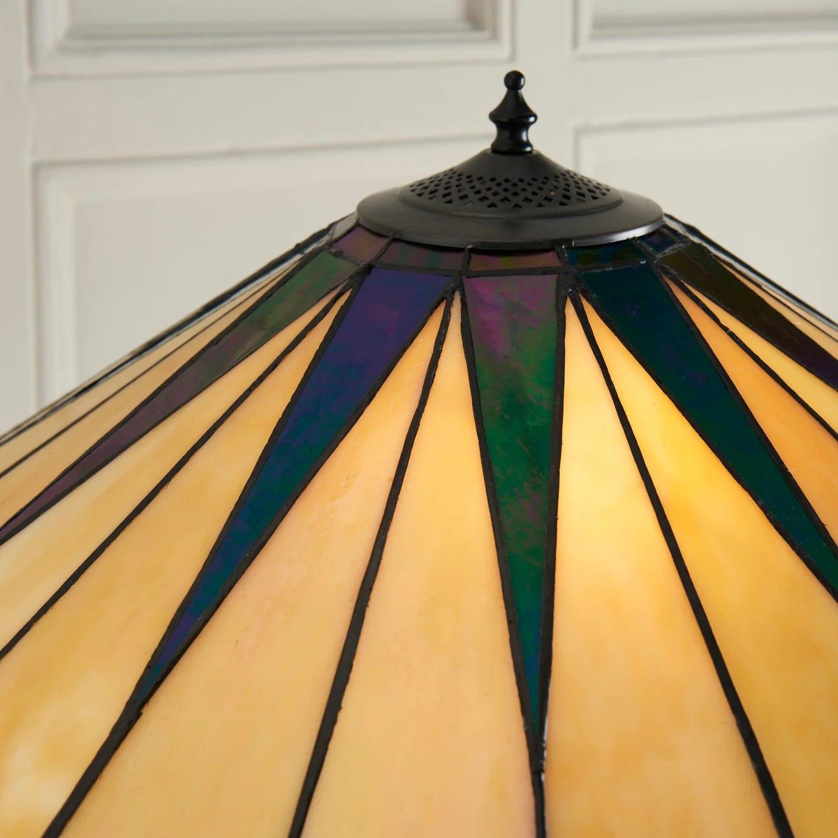 TF Dark Star Tiffany-Stehlampe aus Kunstglas – Akzentbeleuchtung mit Metallfuß im Vintage-Stil