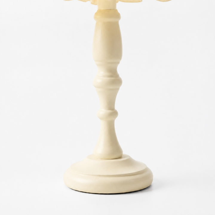Tischlampe mit besticktem Blumenvolant