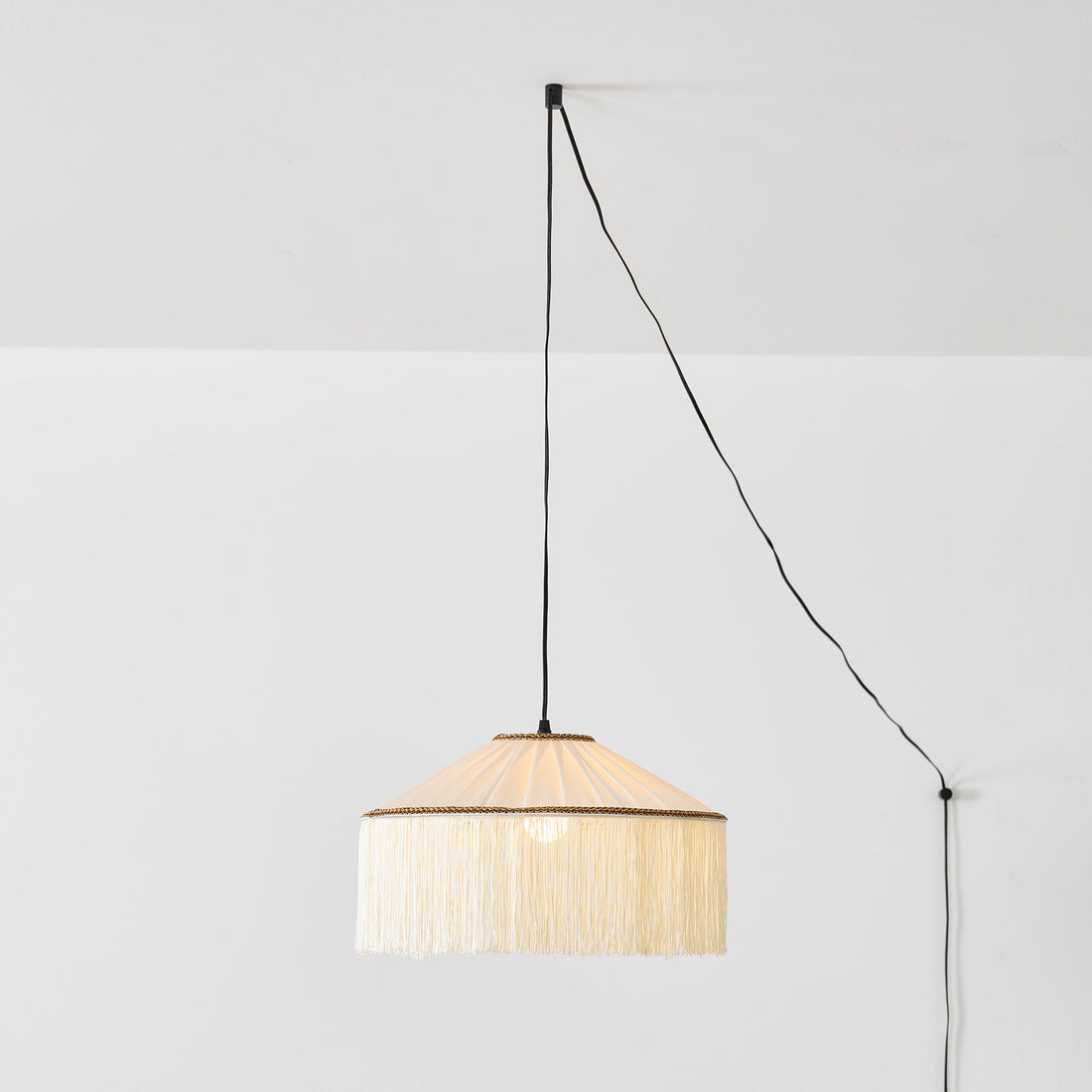 Beige Stecker-Pendelleuchte aus plissiertem Stoff mit Fransen